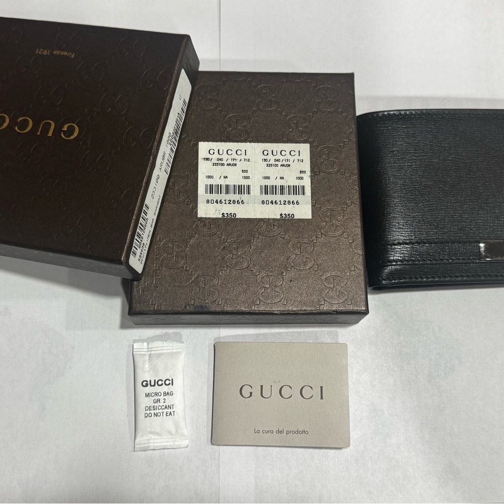 NWT Gucci Authentic 233100 Mens Black Bi fold Wallet With Original Box, Cards